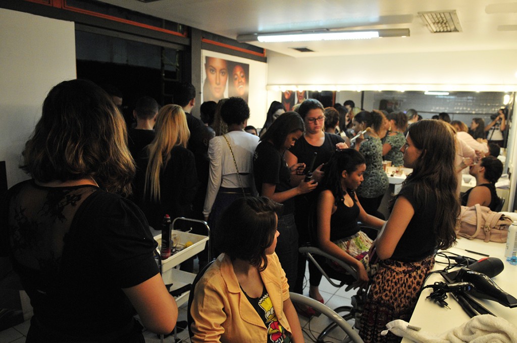 Alunos de Beleza preparam atores para "O Salto" (Foto: Lidi Cutrim)