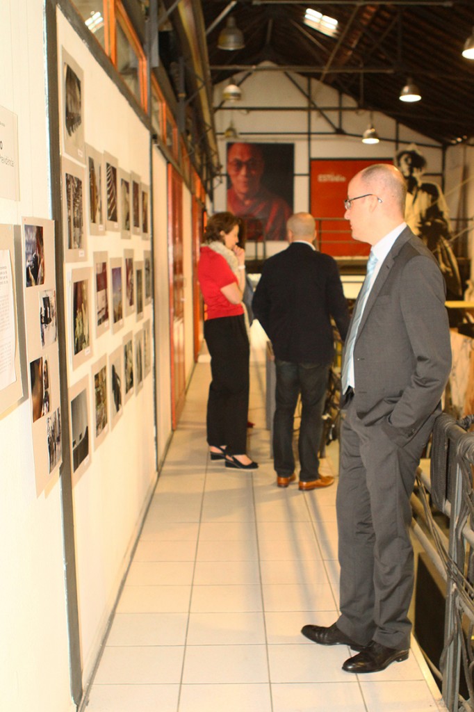 Marc Sjostedt observa exposição do Curso de Fotografia 2013