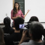 Luciana Paes conversa com alunos do Núcleo de Artes Cênicas
