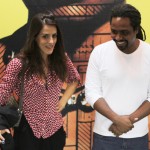 O coordenador pedagógico Rogério José apresenta a Spectaculu à Luciana Paes