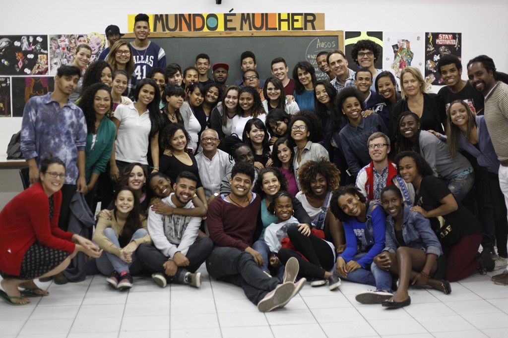 Representantes de instituições culturais britânicas e alunos da Spectaculu (Foto: Patricia Silva)