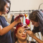 Jovens preparam a cantora Adriana Ninsk, uma das convidadas especiais do "Spectaculu - O Mundo É Mulher" (Créditos: Nathalia Werneck)