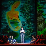 A aluna Heidi Caballero lê um texto explicativo sobre o projeto "Spectaculu em 5 Minutos/O Mundo É Mulher" (Créditos: Nathalia Werneck)