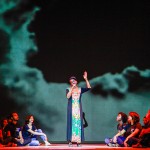 Áurea Martins se apresenta ao lado dos jovens (Créditos: Nathalia Werneck)