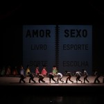 Jovens cantam e dançam em performance de "Amor e Sexo" (Créditos: Matheus Meira)