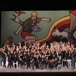 Jovens encerram o espetáculo multimídia "Spectaculu - O Mundo É Mulher" (Créditos: Matheus Meira)