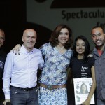 Daniel Evangelista, Gringo Cardia, Marisa Orth e o instrutor de Adereços entregam certificado à jovem Juliana Angelino (Créditos: Matheus Meira)