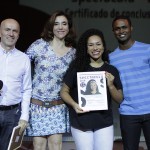 Gringo Cardia, Marisa Orth e o instrutor de Montagem de Cenários Alex Augusto entregam certificado à jovem Raquel Gomes (Créditos: Matheus Meira)