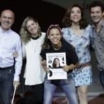 Gringo Cardia, Carla Camurati, Marisa Orth e o instrutor de Costura & Figurino Caio Braga entregam certificado à jovem Vanessa Rodrigues (Créditos: Matheus Meira)