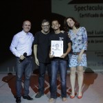 Gringo Cardia, o instrutor de Iluminação Francisco Rocha e Marisa Orth entregam certificado ao jovem José Luiz Correa (Créditos: Matheus Meira)