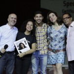 Gringo Cardia, o instrutor assistente Fernando Queiroz, Marisa Orth e o instrutor de Contrarregragem e Camarim entregam certificado à jovem Karine Rodrigues (Créditos: Matheus Meira)