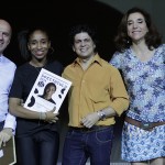 Gringo Cardia, o instrutor de Cabelo Murilo Nunes e Marisa Orth entregam certificado à jovem Jessica Assis (Créditos: Matheus Meira)