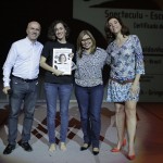 Gringo Cardia, a instrutora de Maquiagem Dione Bento e Marisa Orth entregam certificado à jovem Vitória Saldanha (Créditos: Matheus Meira)