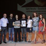 Gringo Cardia, o instrutor de Palavra Diogo Borges, a instrutora de Tratamento de Imagem Sonia Peyroton, a instrutora de Olhar Carina Dávila, Marisa Orth e a instrutora de Filosofia Elisa Tandeta entregam certificado ao jovem Yuri Leal (Créditos: Matheus Meira)