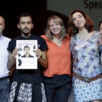 Gringo Cardia, a instrutora de Fotografia Daniela Rocha, Marisa Orth e a representante Louis Vuitton Maria Clara Vasconcelos entregam certificado ao jovem Gustavo Carlos (Créditos: Matheus Meira)