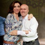 Visivelmente emocionada, Marisa Orth posa ao lado de Gringo Cardia (Créditos: Matheus Meira)