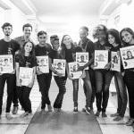 Jovens de Costura e Figurino posam com certificados (Créditos: Nathalia Werneck)