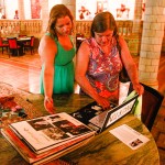 Familiares de alunos prestigiam exposição Cadernos de Inspiração no Salão Assyrio (Créditos: Nathalia Werneck)