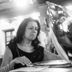 Visitante folheia Cadernos de Inspiração no Salão Assyrio (Créditos: Nathalia Werneck)