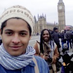 Ipojucan e Rogério diante do Big Ben (Créditos: Sarah Macshane - British Council - 2015)