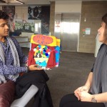 Ipojucan mostra seu portfólio criativo a Andrea Stark, chefe-executiva do High House Production Park (Créditos: Sarah Macshane - British Council - 2015)