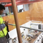 Ipojucan visita bastidores do National Theatre (Créditos: Sarah Macshane - British Council - 2015)