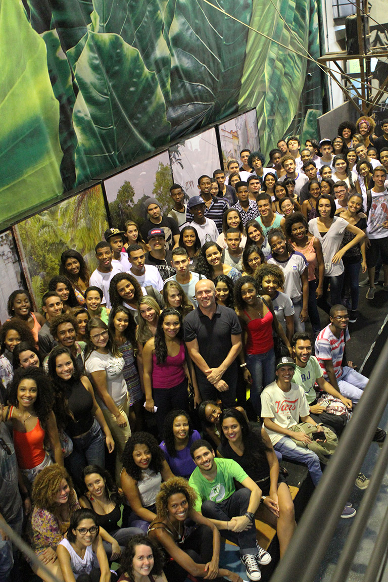 Alunos 2015 posam com Gringo Cardia, ao centro (Créditos: Gustavo Carlos)