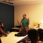 Rodízio de oficinas: aula de Iluminação Cênica com o monitor Pedro Carneiro (Créditos: Julianne Gouveia)