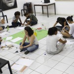 Rodízio de oficinas: jovens fazem exercício durante aula de Adereços com o instrutor Eric Fuly (Créditos: Julianne Gouveia)