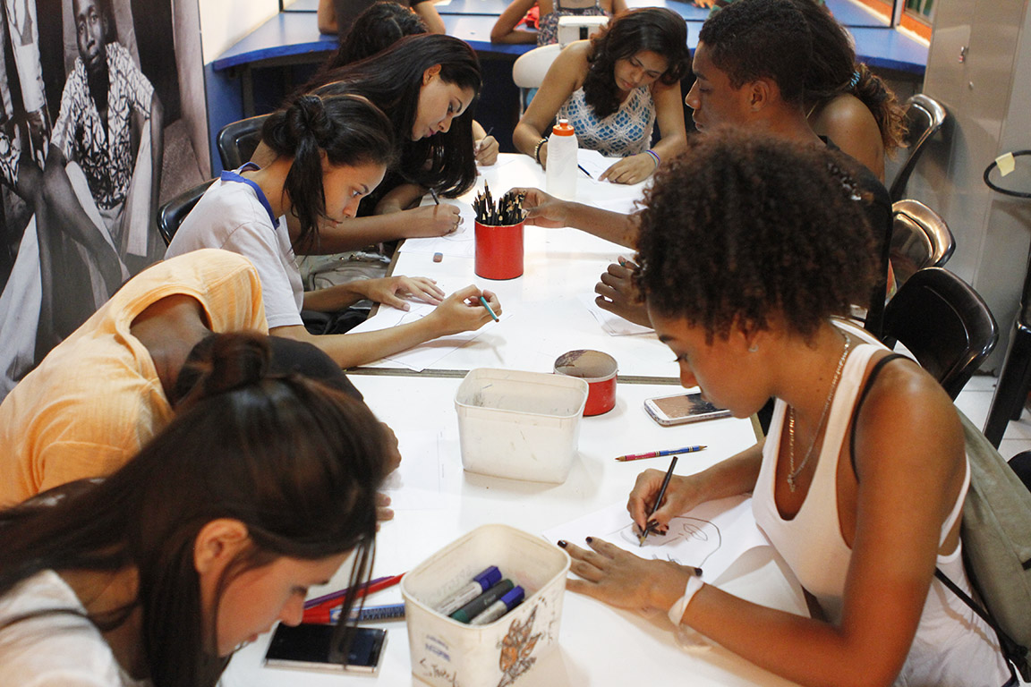 Rodízio de oficinas: aula de Beleza com a instrutora Dione Bento (Créditos: Julianne Gouveia)