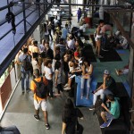 Movimentação de jovens na escola durante o Rodízio de Oficinas (Créditos: Julianne Gouveia)
