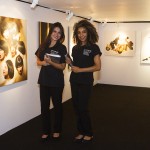 Jovens da Spectaculu atuam como monitoras da exposição Women in Gold (Foto: Julianne Gouveia)