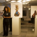 Jovens da Spectaculu atuam como monitoras da exposição Women in Gold (Foto: Julianne Gouveia)