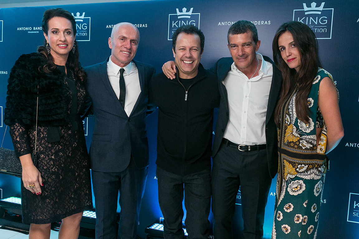 Simone Duailibi / Puig, Gringo Cardia, Vik Muniz, Antonio Banderas e Malu Barretto (Foto: Bruno Ryfer)