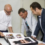 Gringo e Vik mostram a Banderas trabalhos fotográficos dos alunos (Foto: Myllena Araújo)