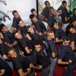 Alunos cantam e dançam para Banderas (Foto: Myllena Araújo)