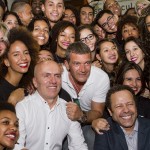 Gringo Cardia, Antonio Banderas e Vik Muniz posam ao lado dos alunos da Spectaculu (Foto: Myllena Araújo)