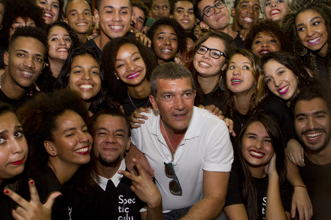 Banderas posa com jovens da Spectaculu (Foto: Myllena Araújo)