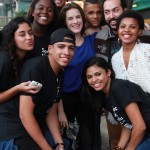 Jovens da Spectaculu posam ao lado da madrinha Alessandra Maestrini (Foto: Myllena Araújo)