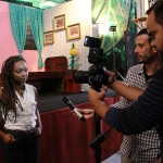 Juliana Xavier dá entrevista para a equipe do Criança Esperança (Foto: Alunos Fotografia 2015)