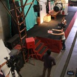 Juliana Xavier aguarda Lázaro Ramos durante gravação de comercial do Criança Esperança na Spectaculu (Foto: Alunos Fotografia 2015)