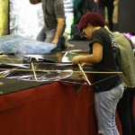 Jovens produzem parte das pipas do cenário do show do Criança Esperança 2015