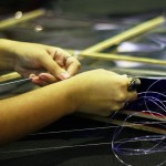 Jovens produzem parte das pipas do cenário do show do Criança Esperança 2015