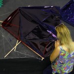 Jovens produzem parte das pipas do cenário do show do Criança Esperança 2015