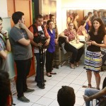 A coordenadora do Núcleo de Trabalho Carla Vilardo explica aos visitantes o funcionamento e a rotina da Spectaculu (Foto: Julianne Gouveia)