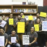 Visitantes posam com cartazes produzidos durante tarde na Spectaculu (Foto: Julianne Gouveia)