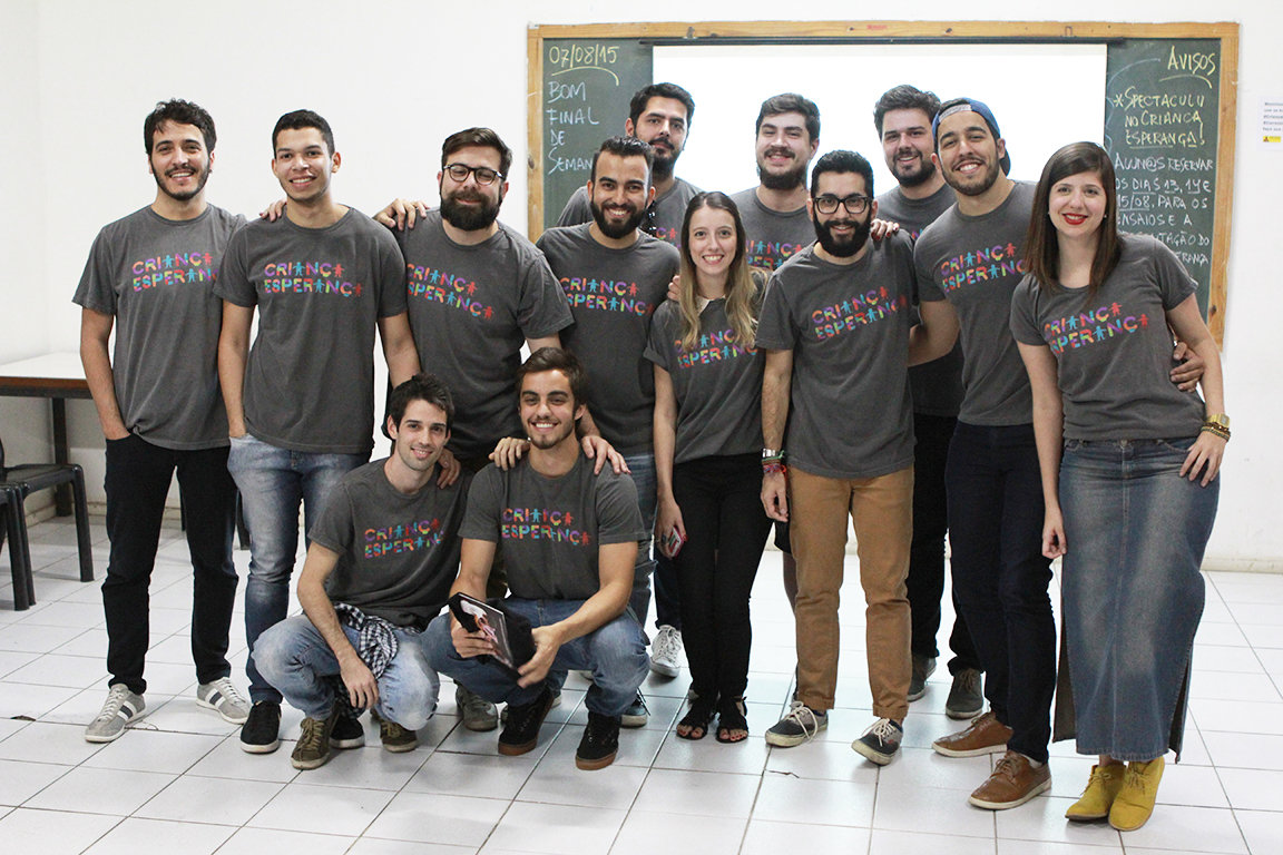 Igers literalmente vestem a camisa do Criança Esperança em visita à Spectaculu (Foto: Camila Mariel)