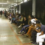 Jovens aguardam a entrada nos estúdios do Projac