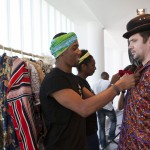 Os jovens de Figurino auxiliaram os visitantes na escolha das peças (Foto: Julianne Gouveia)