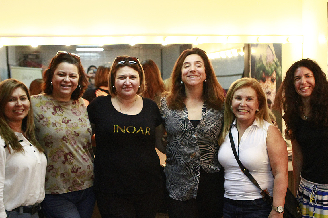 Dione Bento (Instrutora de Beleza da Spectaculu), Katiane de Souza (Gestora da Spectaculu), Tânia Cypriano (Gerente técnica da Inoar), Marisa Orth (Vice-presidente da Spectaculu), Inocência Manoel (Fundadora da Inoar) e Carla Vilardo (Coordenadora do Núcleo de Trabalho da Spectaculu)